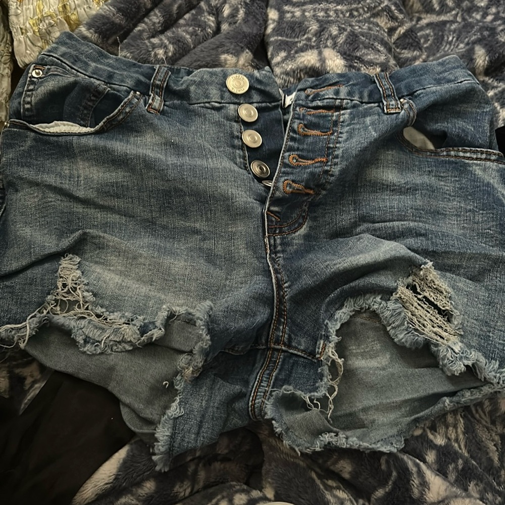 Run 21 ripped shorts size 8